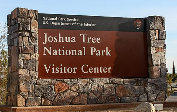 The sign to the joshua tree national park and visitor center